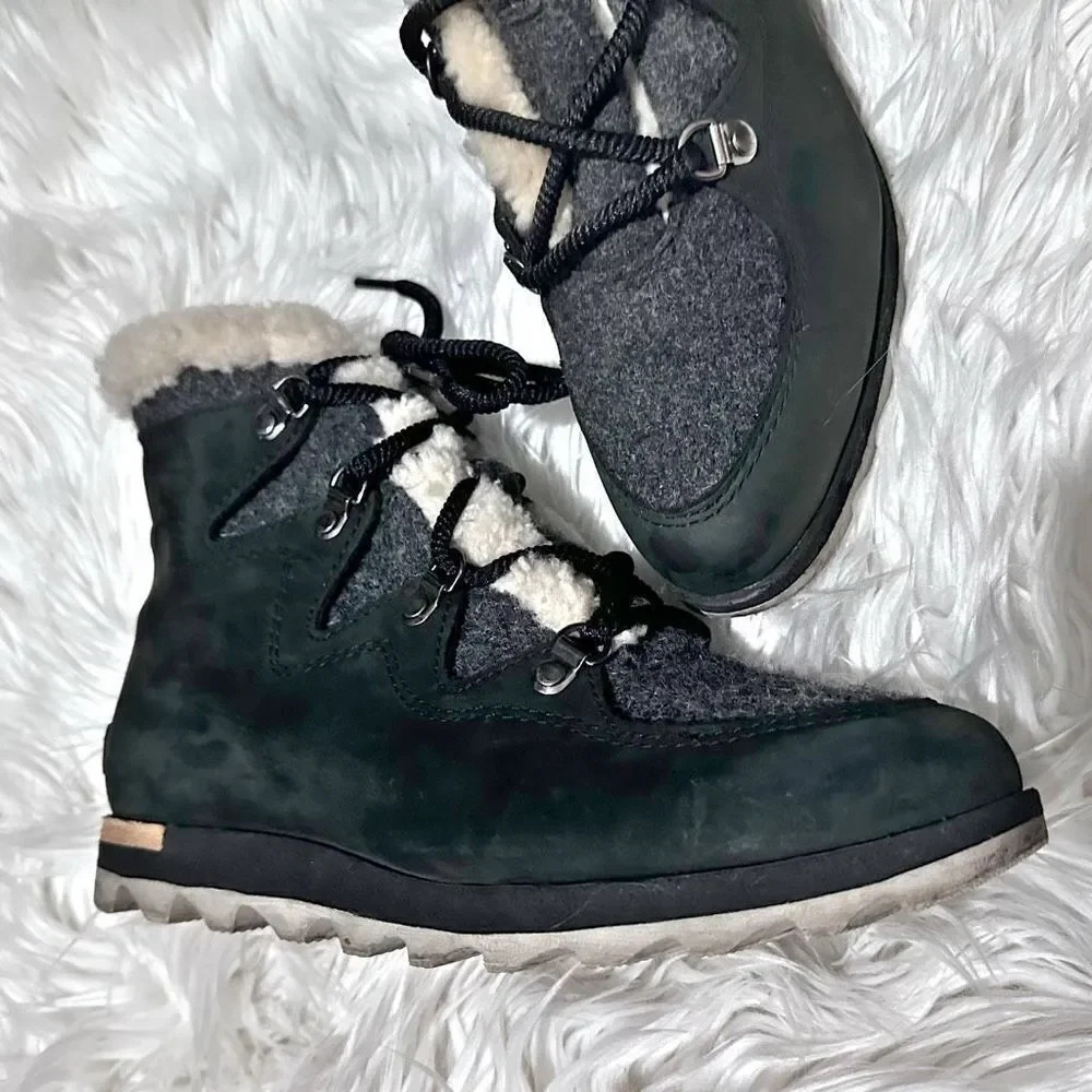 SOREL | Sneakchic Alpine Holiday Boot Black/Dark Stone Shearling | Size 8 - Picture 3 of 8